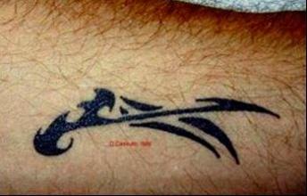 Professionelles Tattoo am rechten Arm